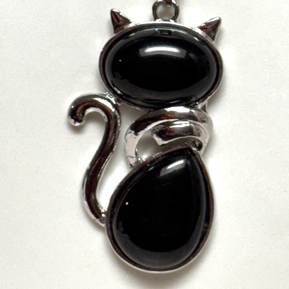 Black Onyx gemstone cat pendant on chain, NWOT